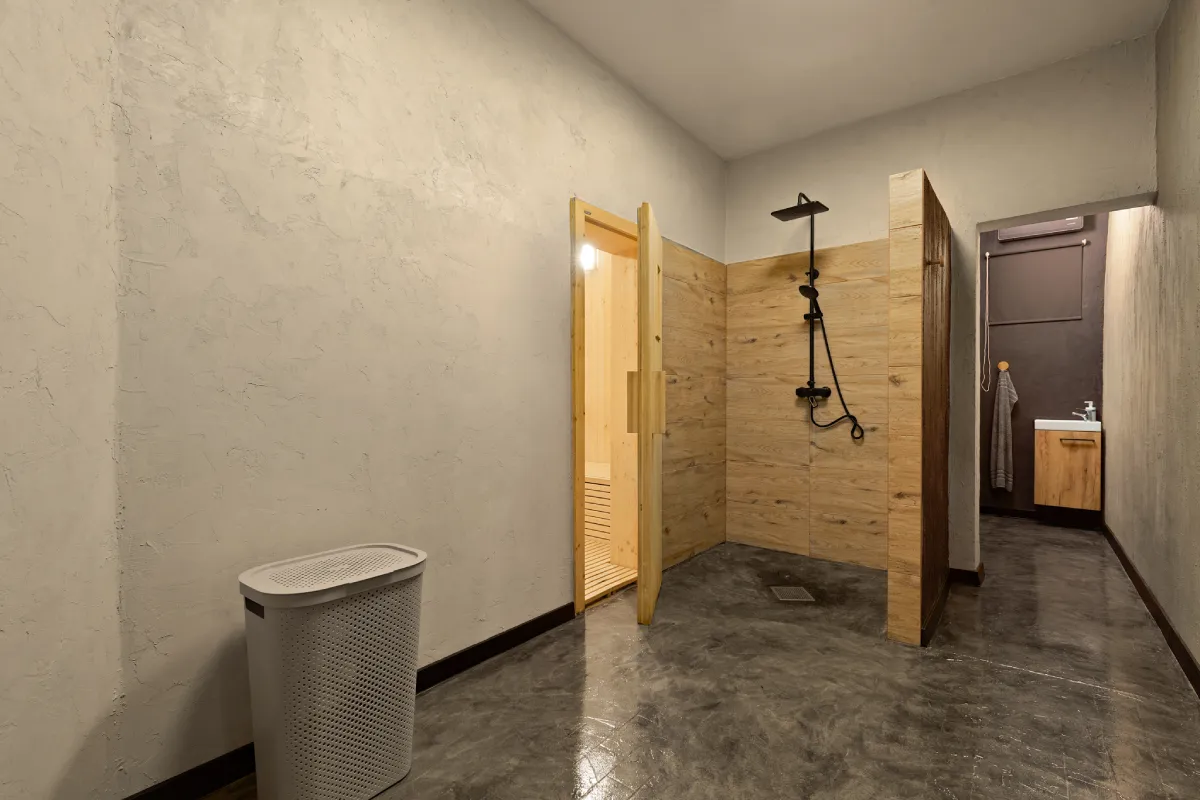 Moderní a čistý sprchový kout v Mystery Wellness na Morávce, připravený pro osvěžení hostů během relaxace.