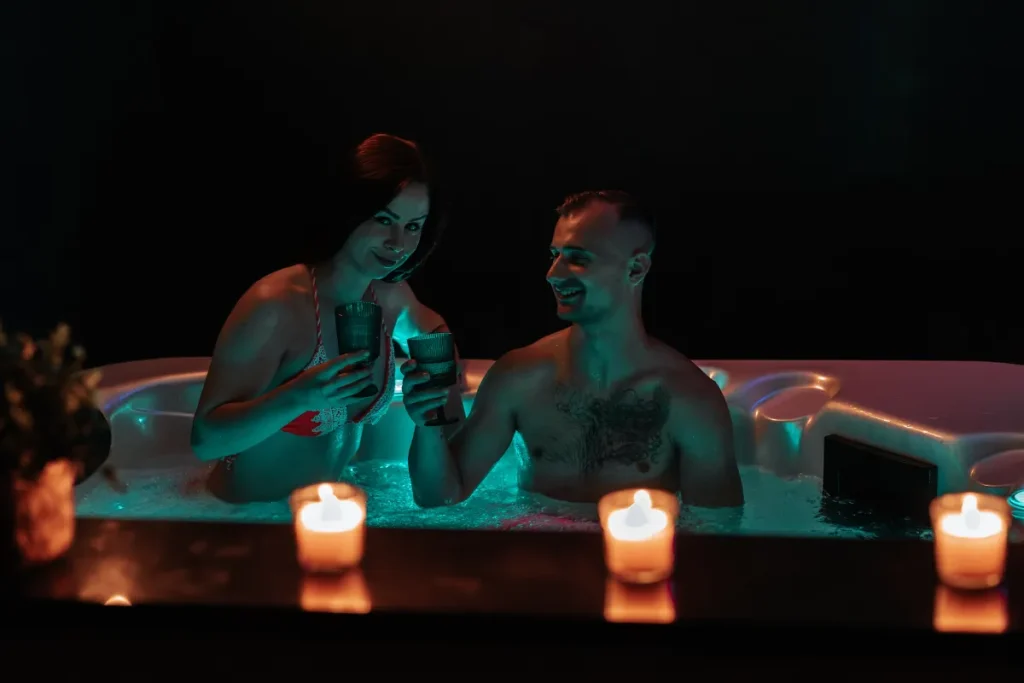 Pár ve vířivce, romantika, přípitek, krásná atmosféra v privátním Mystery wellness Morávka.